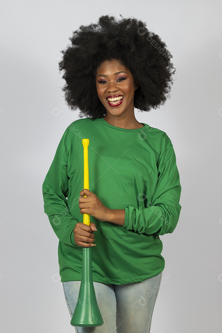 Linda mulher jovem afro morena sobre fundo isolado