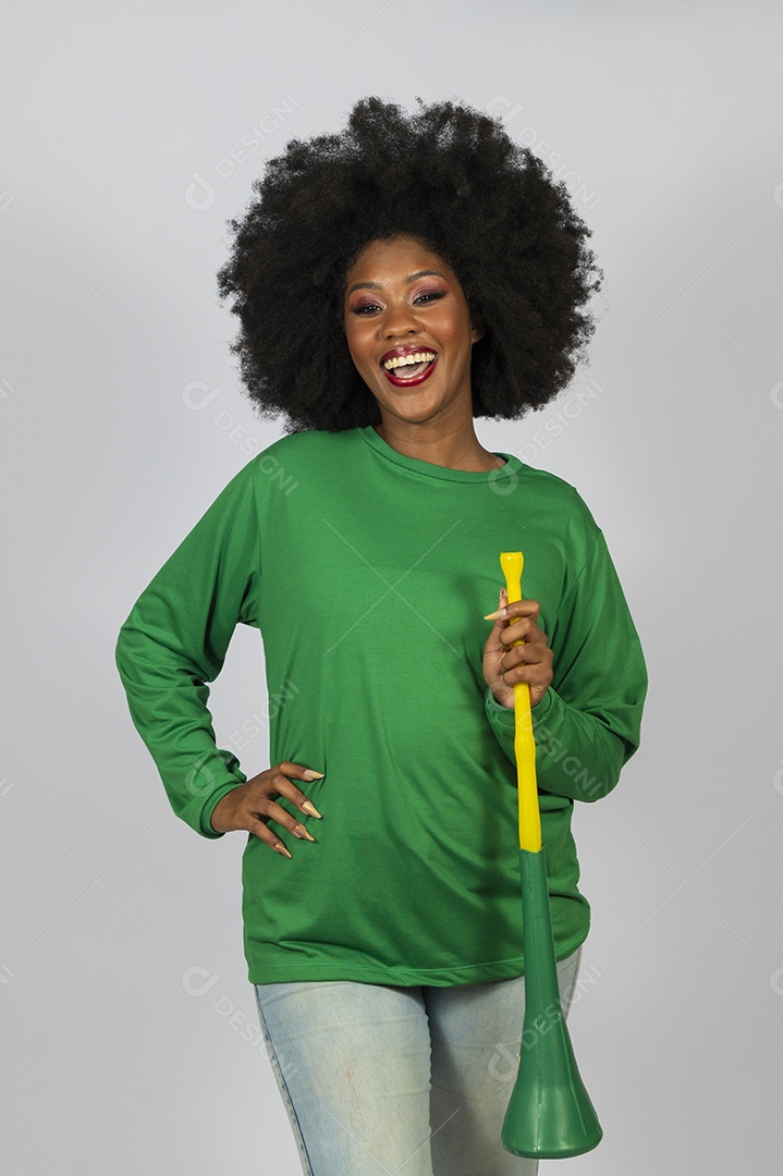 Linda mulher jovem afro morena sobre fundo isolado