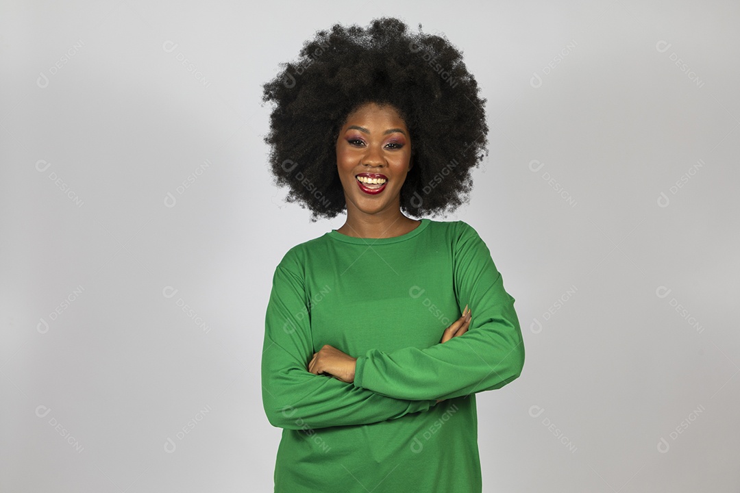 Linda mulher jovem afro morena sobre fundo isolado