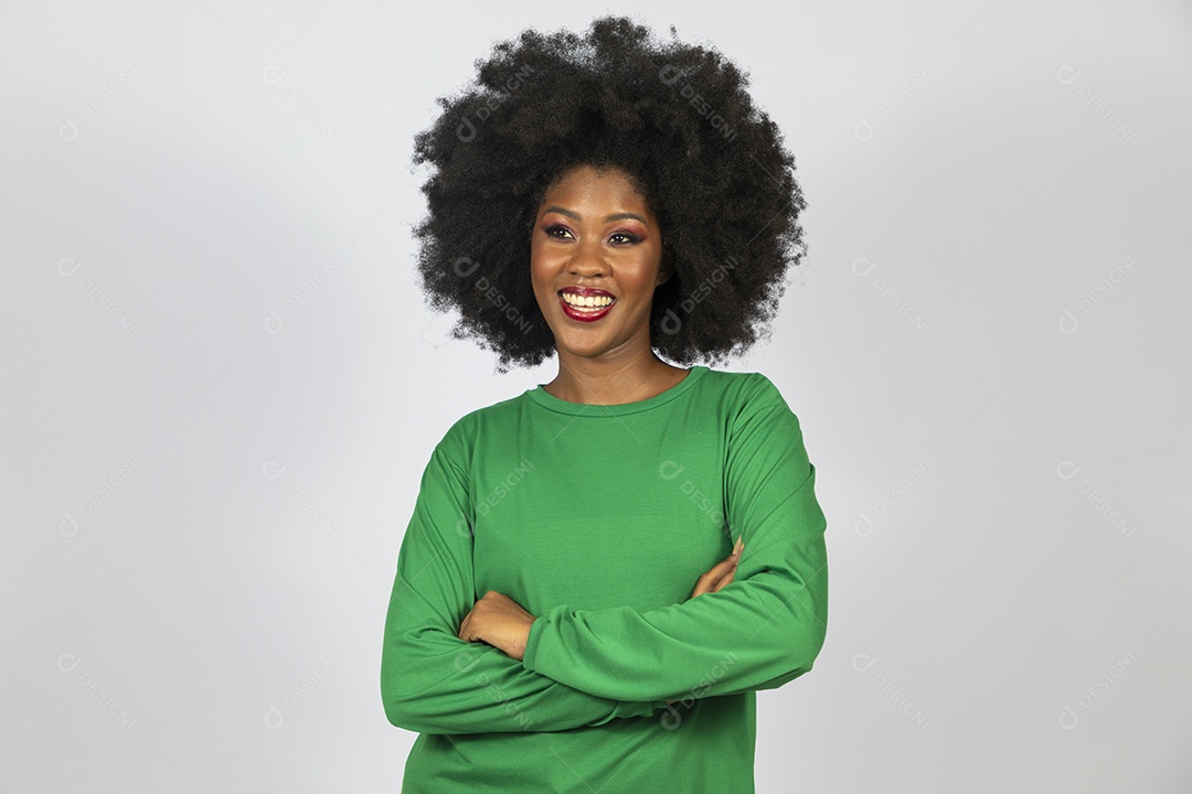 Linda mulher jovem afro morena sobre fundo isolado