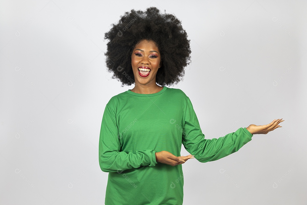 Linda mulher jovem afro morena sobre fundo isolado