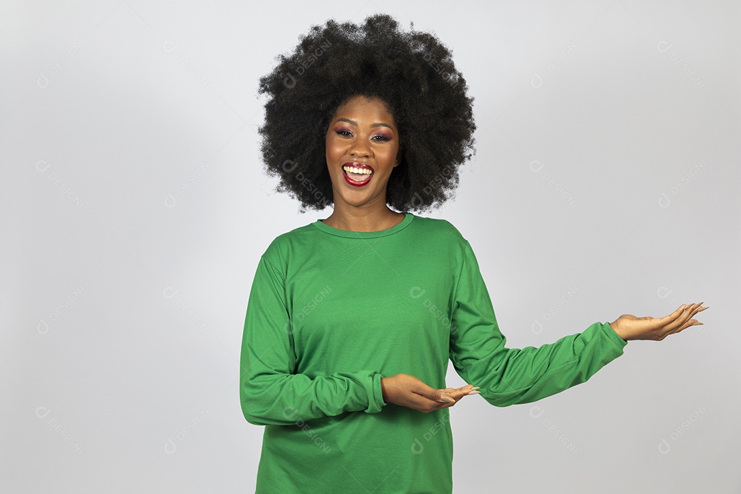 Linda mulher jovem afro morena sobre fundo isolado