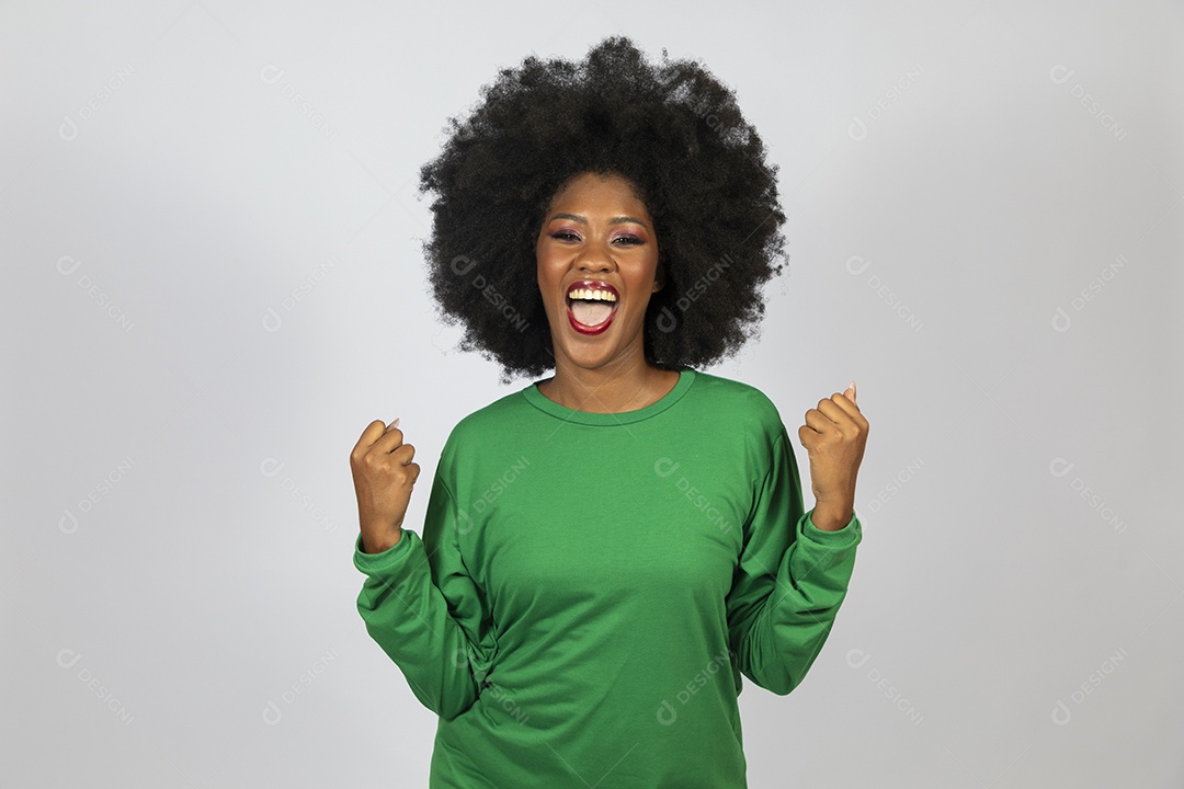 Linda mulher jovem afro morena sobre fundo isolado