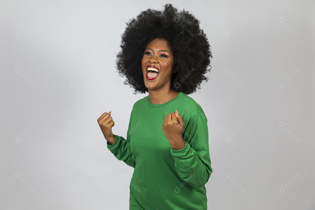 Linda mulher jovem afro morena sobre fundo isolado