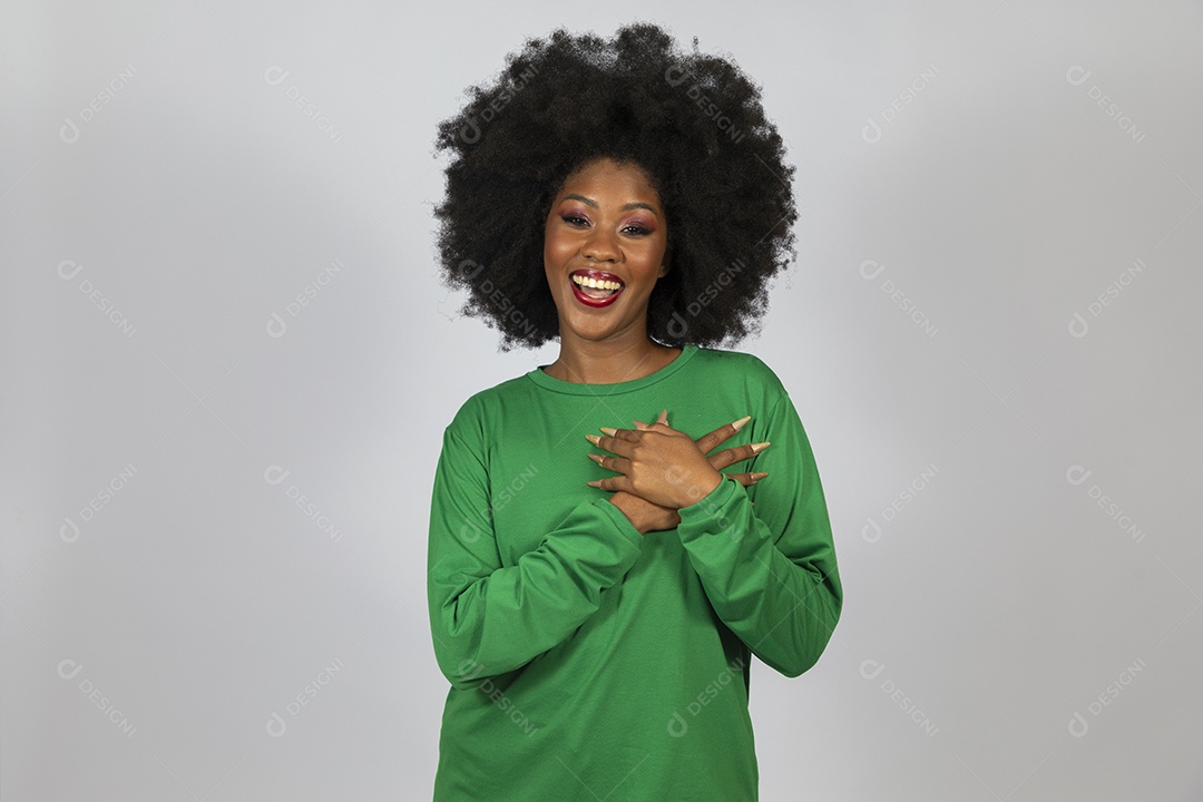 Linda mulher jovem afro morena sobre fundo isolado