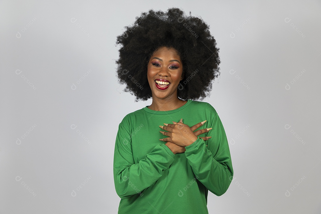 Linda mulher jovem afro morena sobre fundo isolado