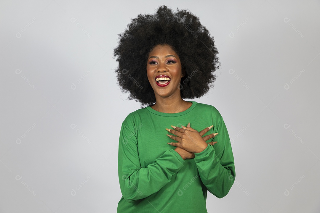 Linda mulher jovem afro morena sobre fundo isolado