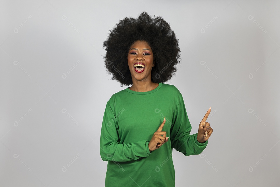 Linda mulher jovem afro morena sobre fundo isolado