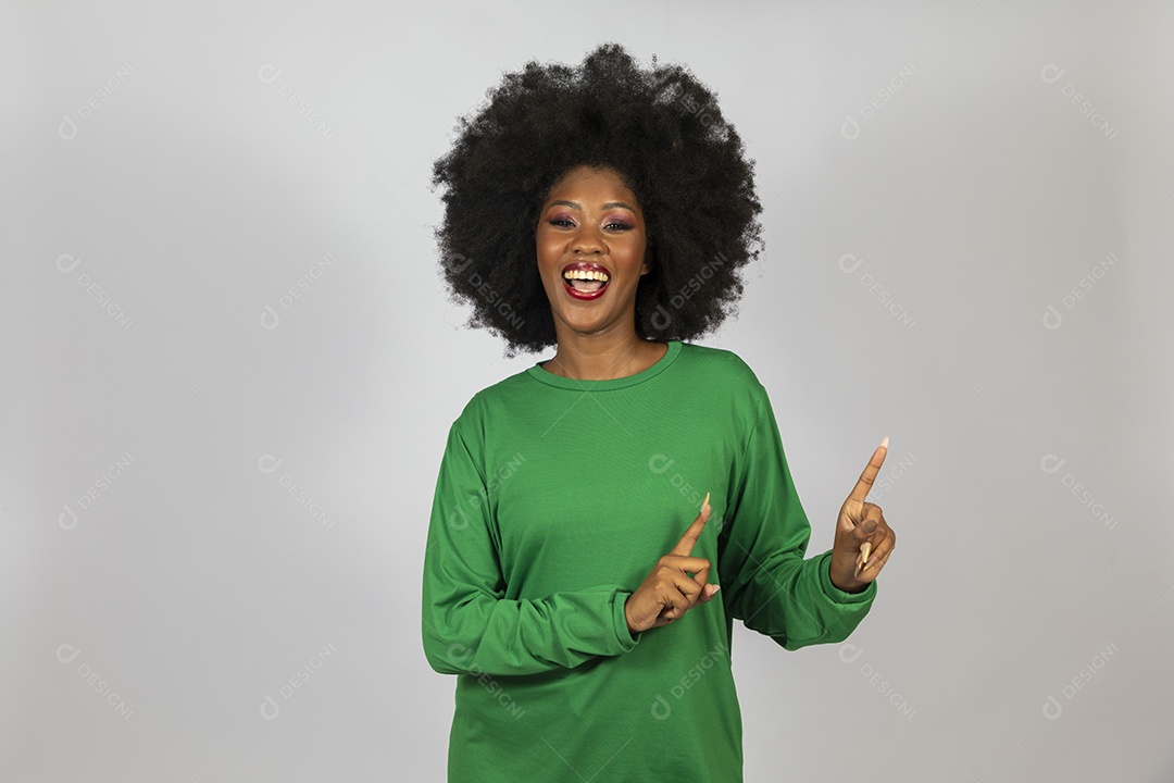 Linda mulher jovem afro morena sobre fundo isolado