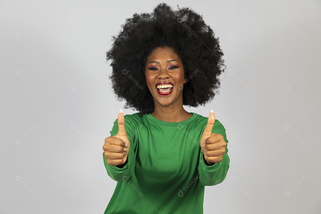 Linda mulher jovem afro morena sobre fundo isolado