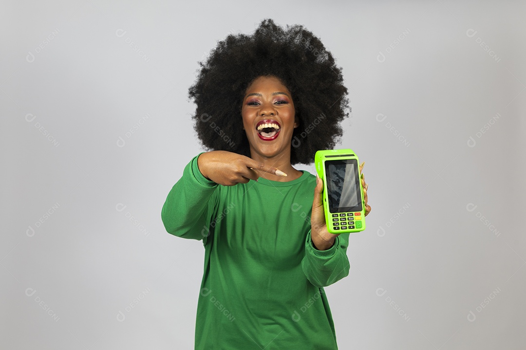 Linda mulher jovem afro morena sobre fundo isolado