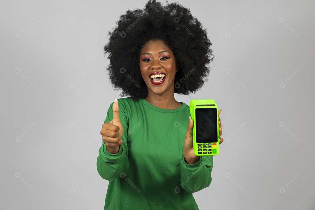 Linda mulher jovem afro morena sobre fundo isolado