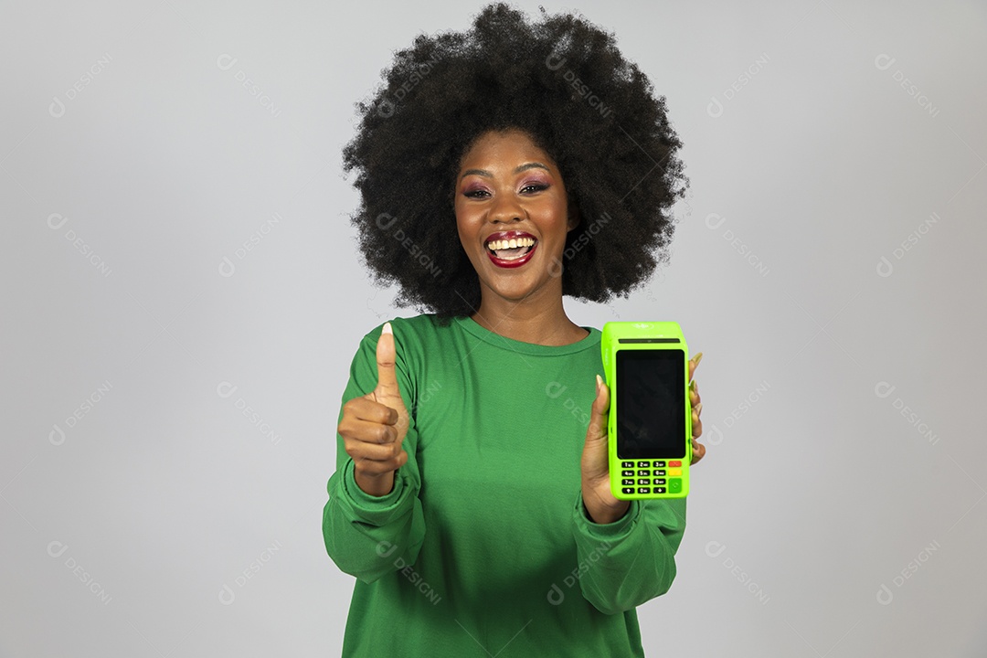 Linda mulher jovem afro morena sobre fundo isolado