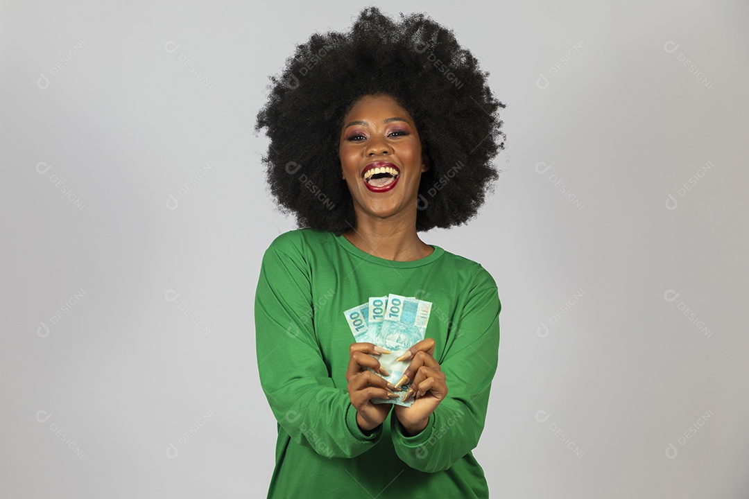 Linda mulher jovem afro morena sobre fundo isolado