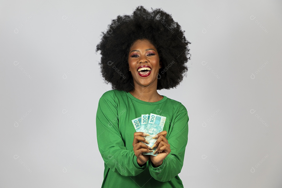 Linda mulher jovem afro morena sobre fundo isolado