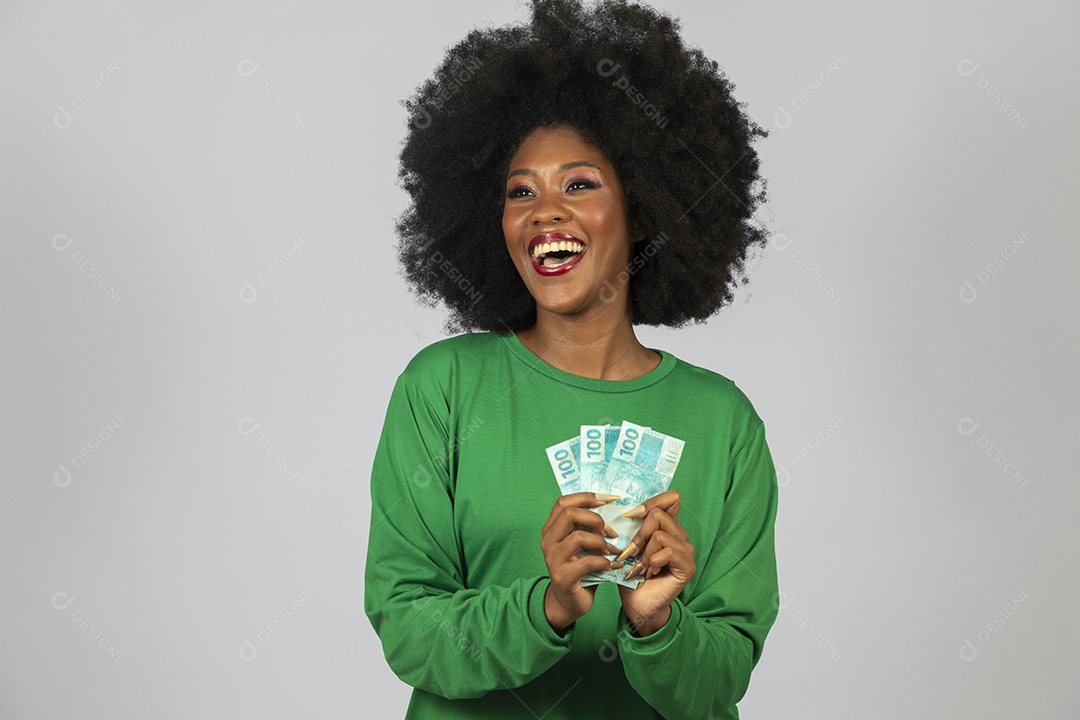 Linda mulher jovem afro morena sobre fundo isolado