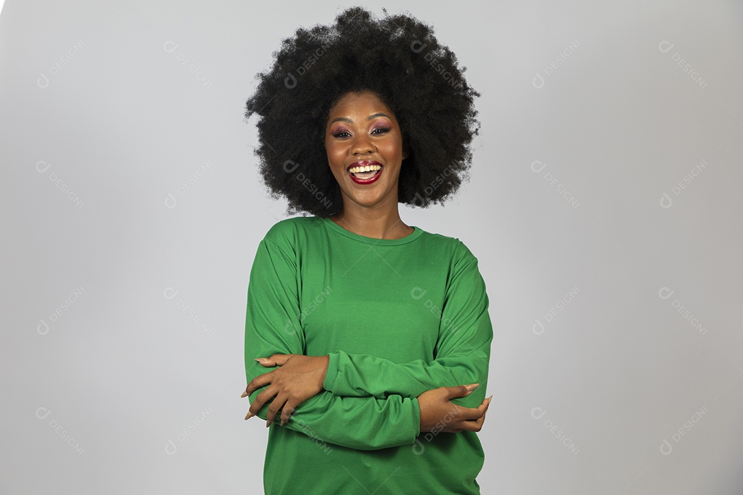 Linda mulher jovem afro morena sobre fundo isolado