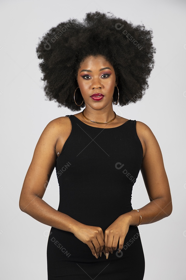 Linda mulher jovem afro morena sobre fundo isolado
