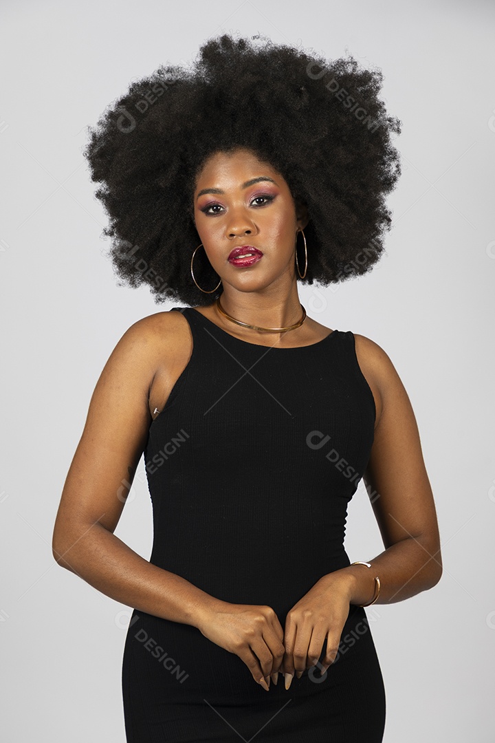 Linda mulher jovem afro morena sobre fundo isolado