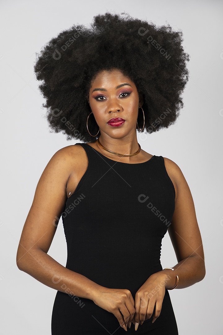 Linda mulher jovem afro morena sobre fundo isolado