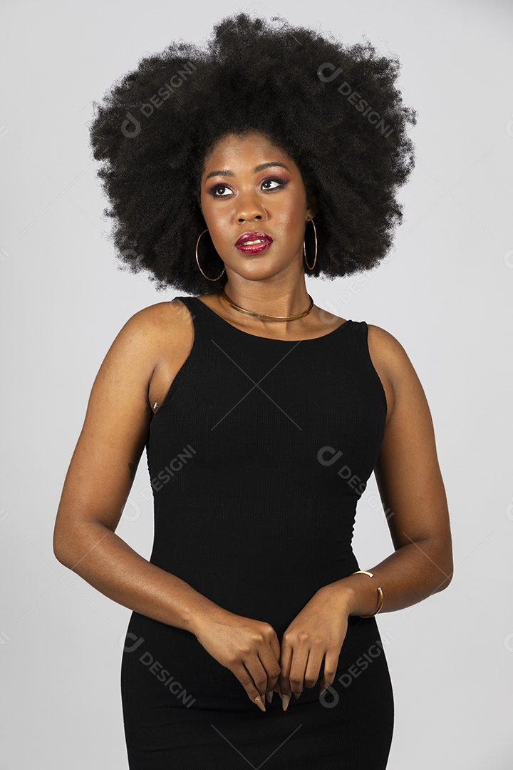 Linda mulher jovem afro morena sobre fundo isolado