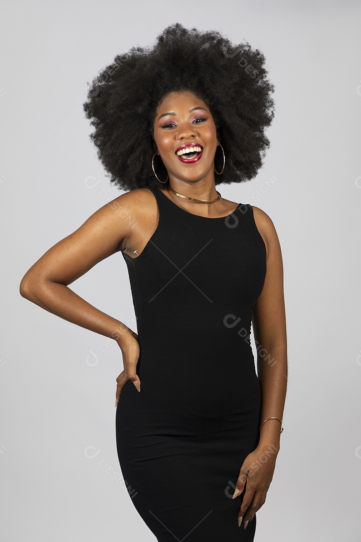 Linda mulher jovem afro morena sobre fundo isolado