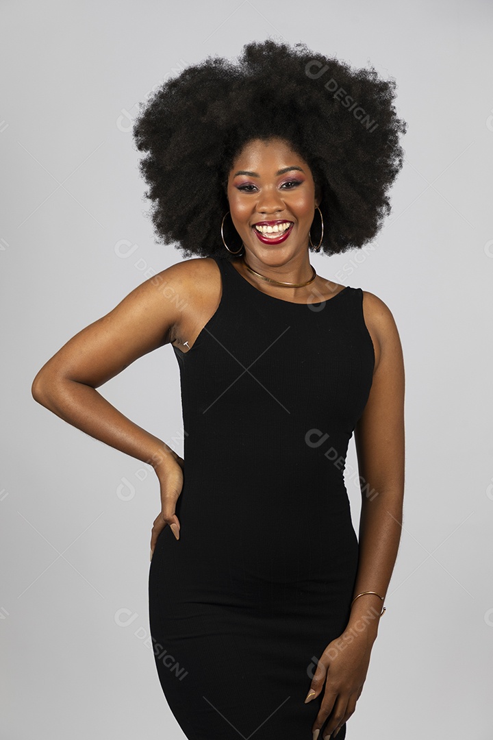 Linda mulher jovem afro morena sobre fundo isolado
