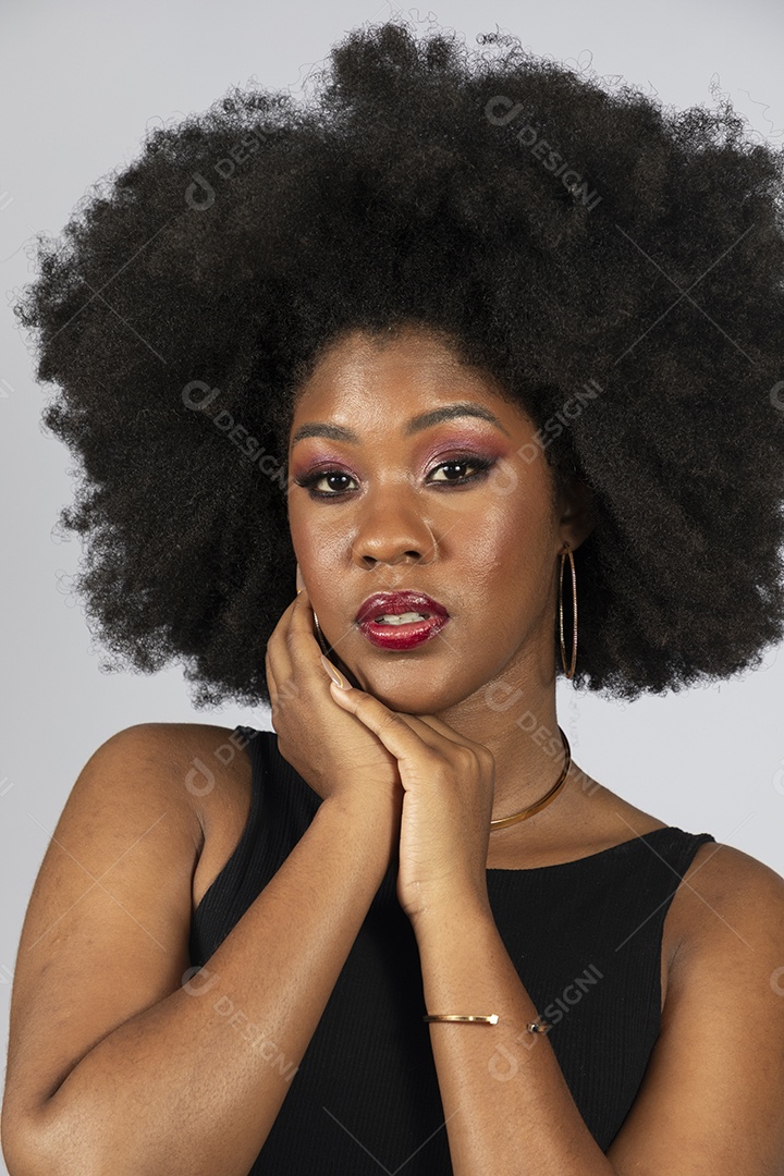 Linda mulher jovem afro morena sobre fundo isolado