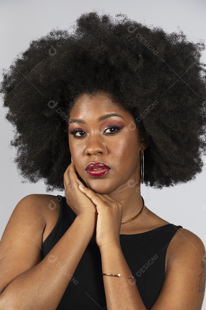 Linda mulher jovem afro morena sobre fundo isolado