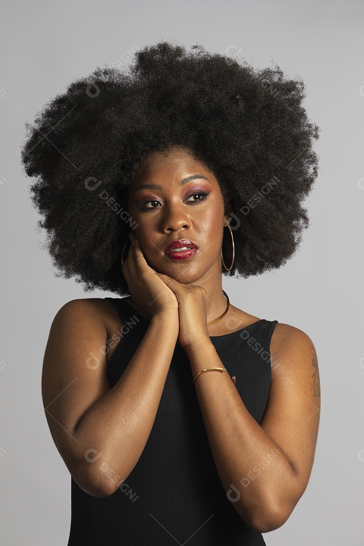 Linda mulher jovem afro morena sobre fundo isolado