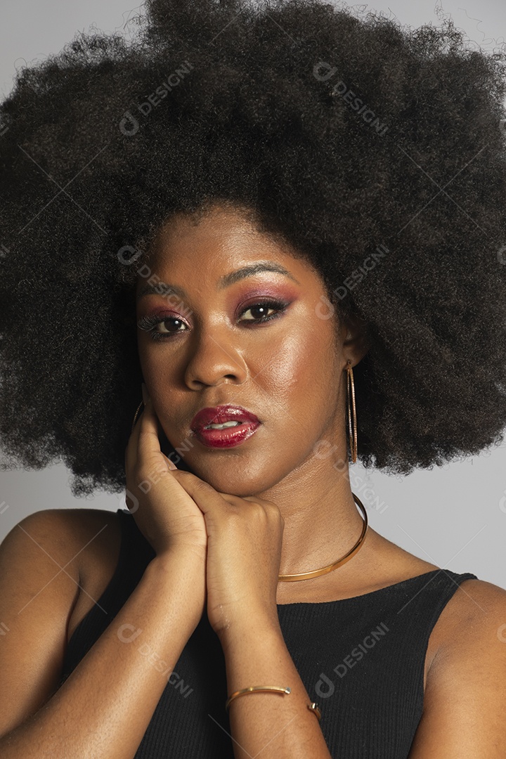 Linda mulher jovem afro morena sobre fundo isolado