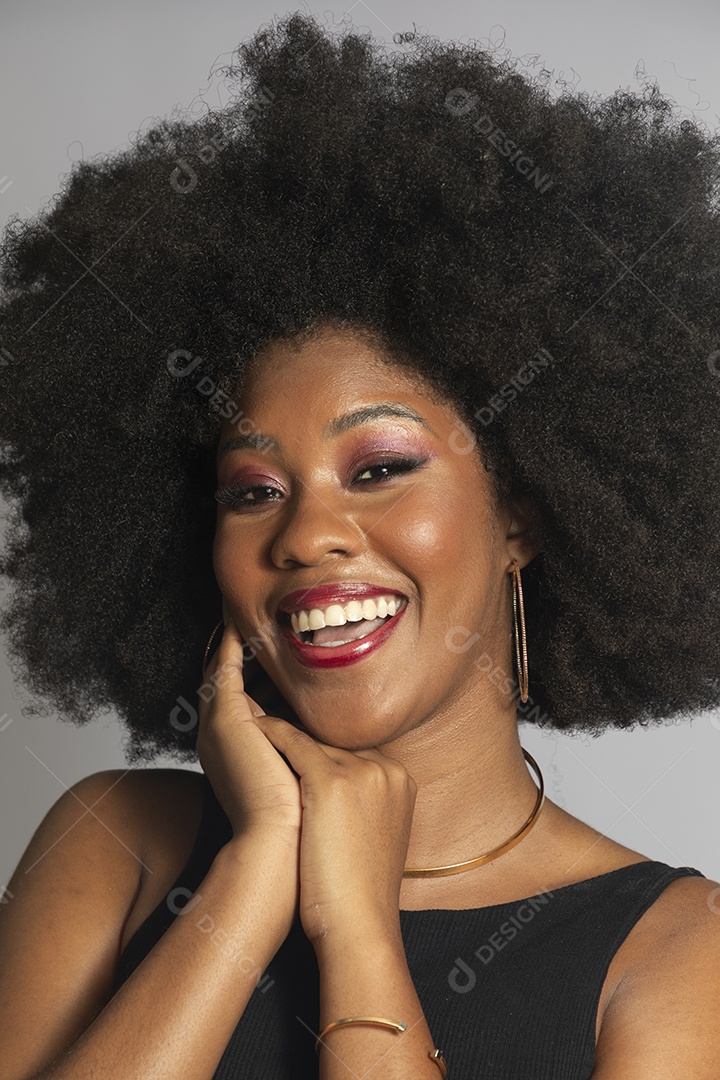 Linda mulher jovem afro morena sobre fundo isolado