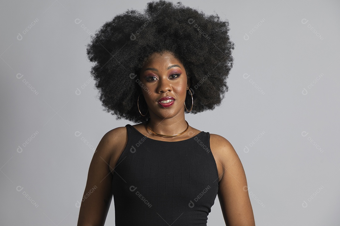 Linda mulher jovem afro morena sobre fundo isolado