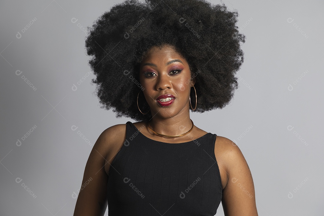 Linda mulher jovem afro morena sobre fundo isolado