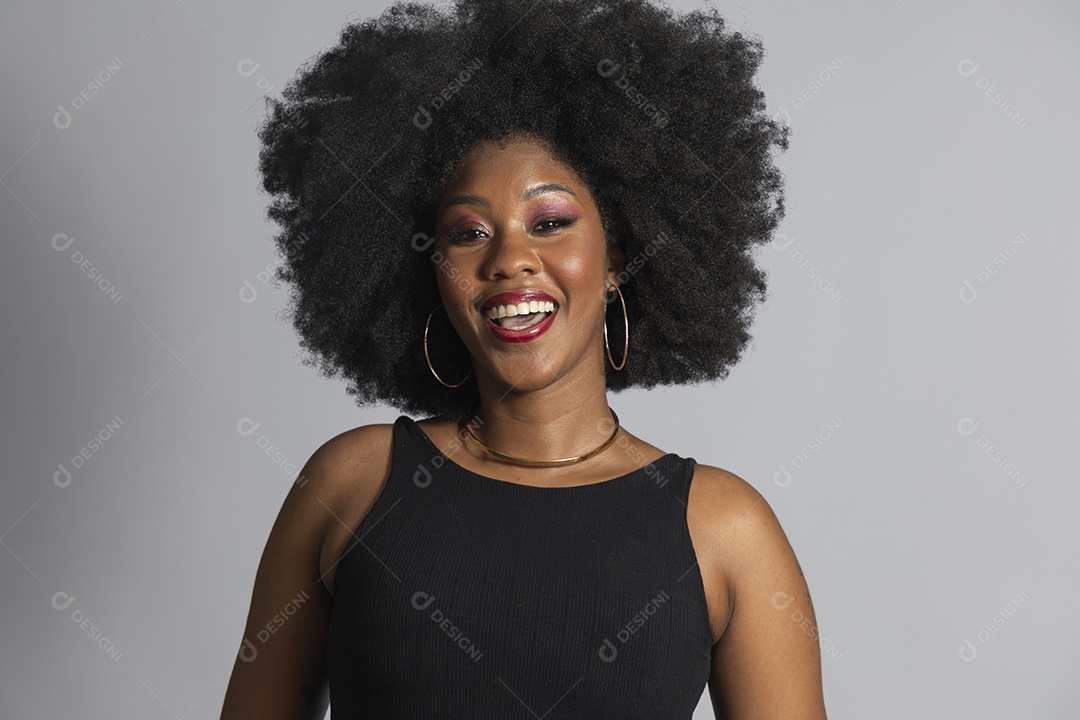 Linda mulher jovem afro morena sobre fundo isolado