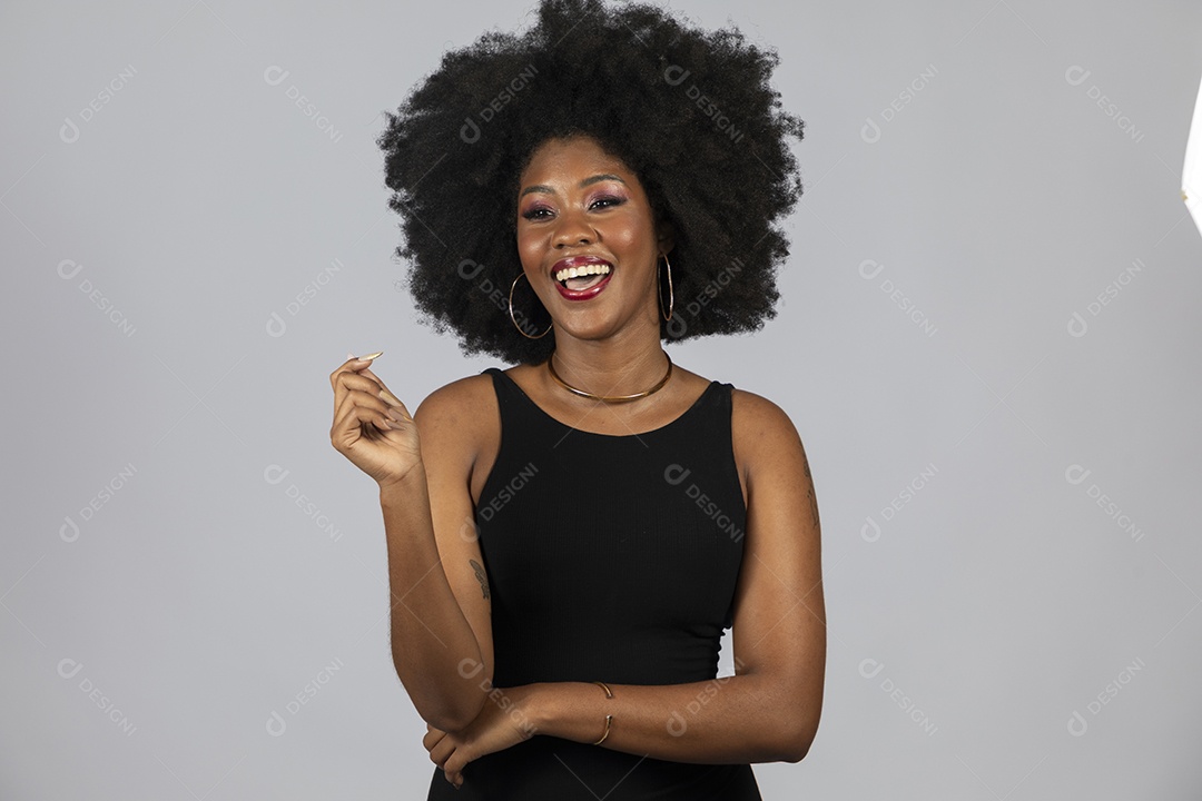 Linda mulher jovem afro morena sobre fundo isolado