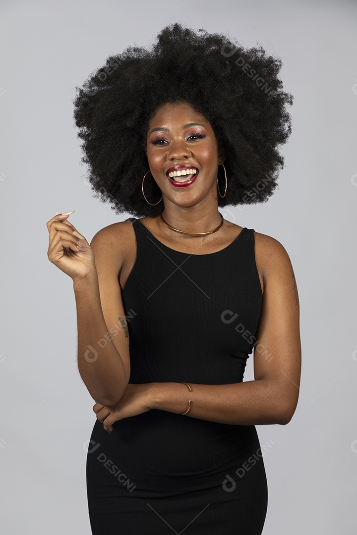 Linda mulher jovem afro morena sobre fundo isolado