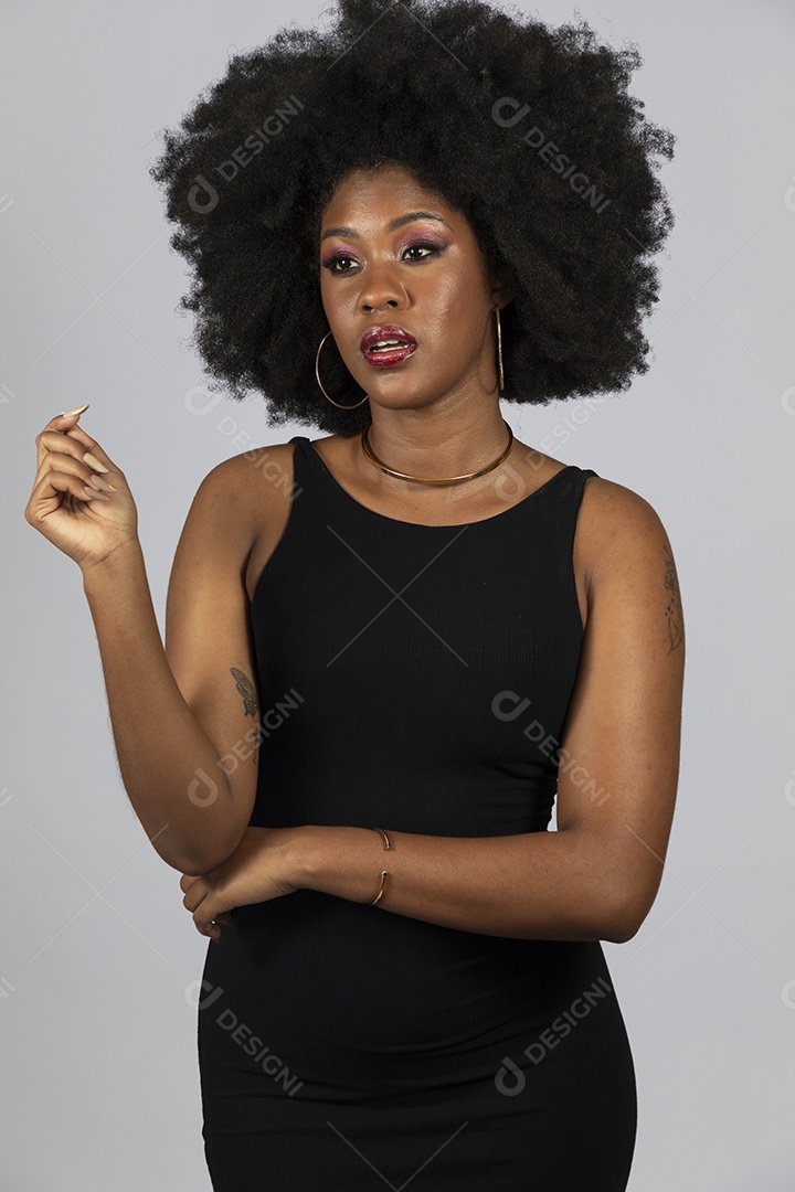 Linda mulher jovem afro morena sobre fundo isolado