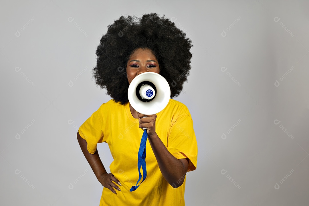 Linda mulher jovem afro morena brasileira segurando megafone sobre fundo isolado