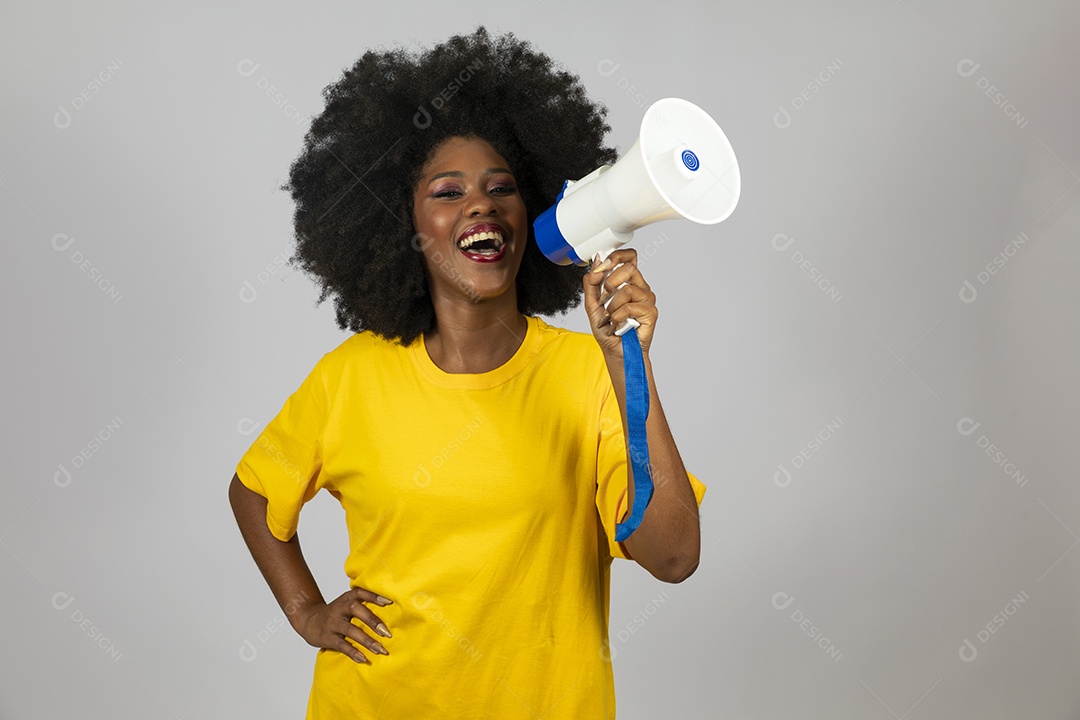 Linda mulher jovem afro morena brasileira segurando megafone sobre fundo isolado