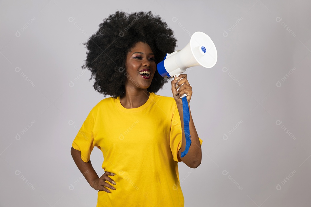 Linda mulher jovem afro morena brasileira segurando megafone sobre fundo isolado