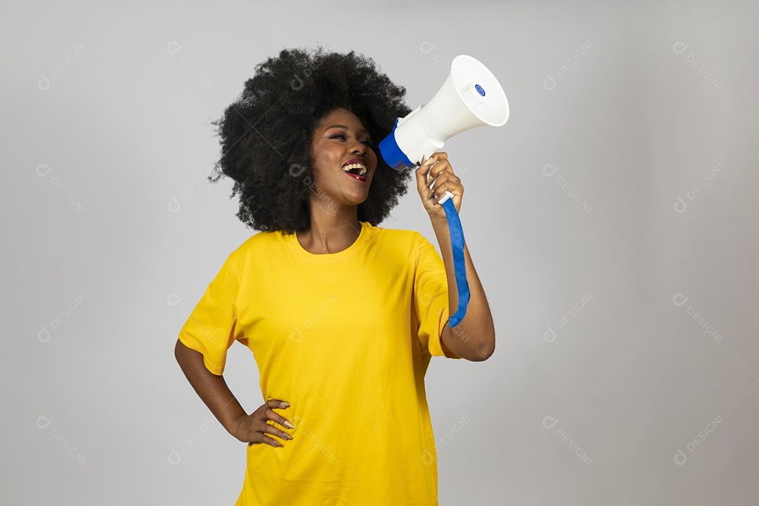 Linda mulher jovem afro morena brasileira segurando megafone sobre fundo isolado