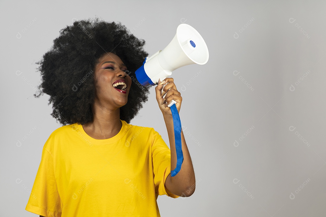 Linda mulher jovem afro morena brasileira segurando megafone sobre fundo isolado