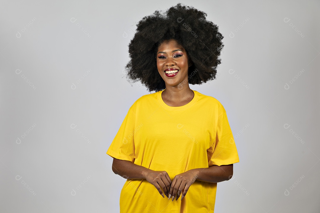 Linda mulher jovem afro morena brasileira sobre fundo isolado