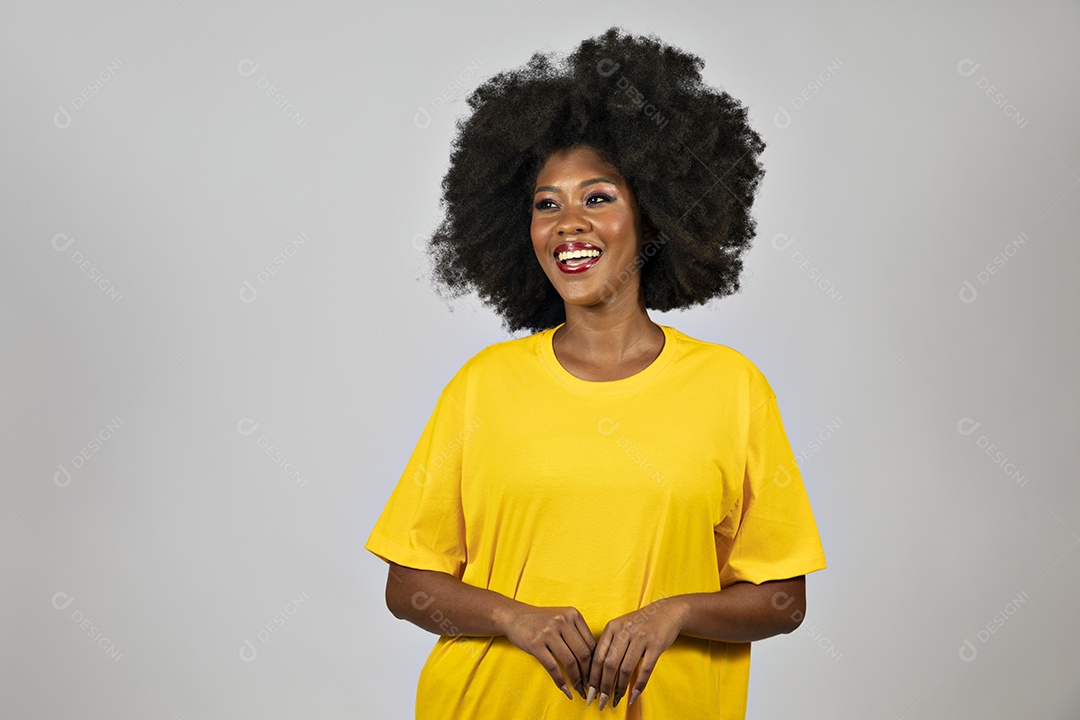 Linda mulher jovem afro morena brasileira sobre fundo isolado