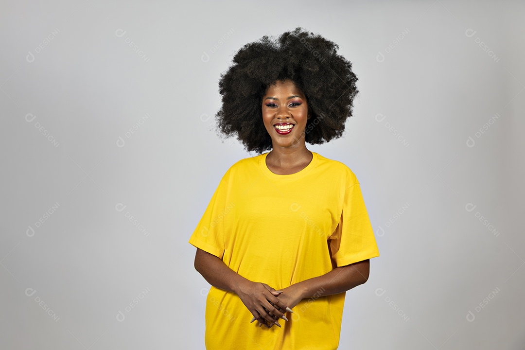Linda mulher jovem afro morena brasileira sobre fundo isolado