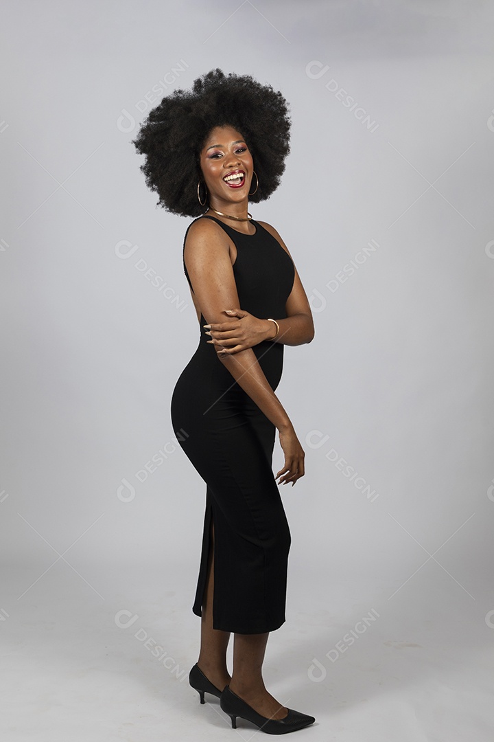 Linda mulher jovem afro morena sobre fundo isolado