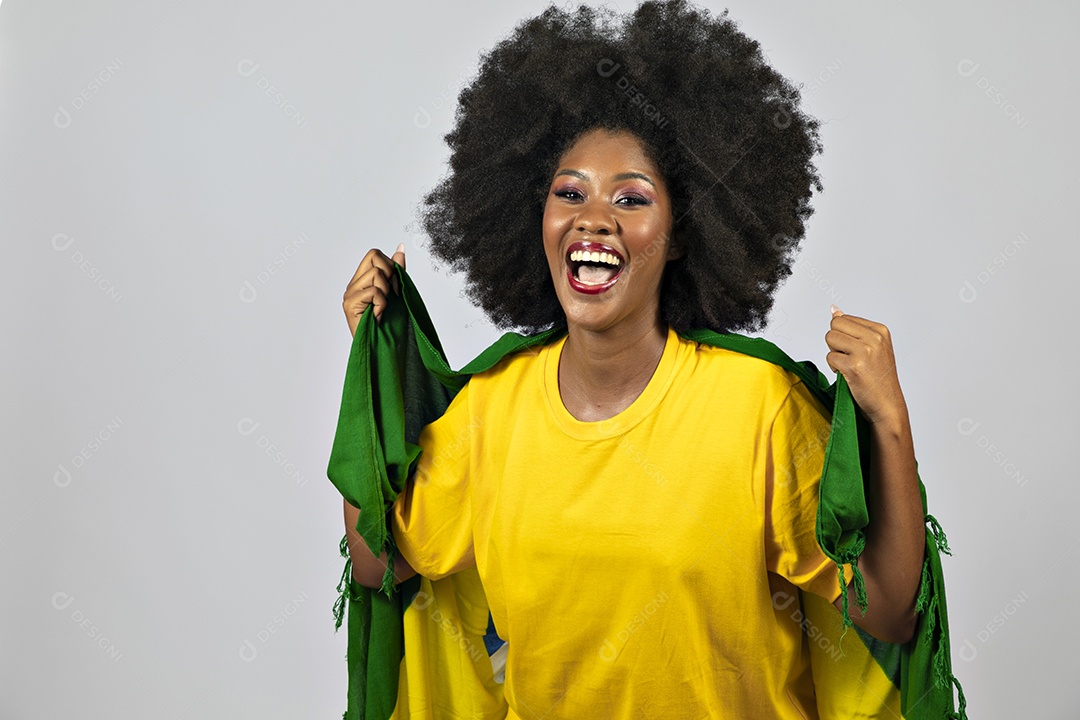 Linda mulher jovem afro morena brasileira segurando a bandeira do brasil sobre fundo isolado