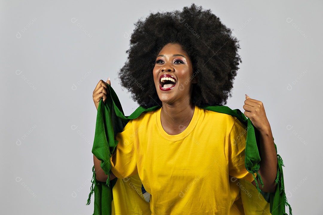 Linda mulher jovem afro morena brasileira segurando a bandeira do brasil sobre fundo isolado