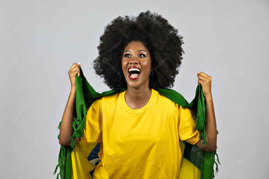 Linda mulher jovem afro morena brasileira segurando a bandeira do brasil sobre fundo isolado